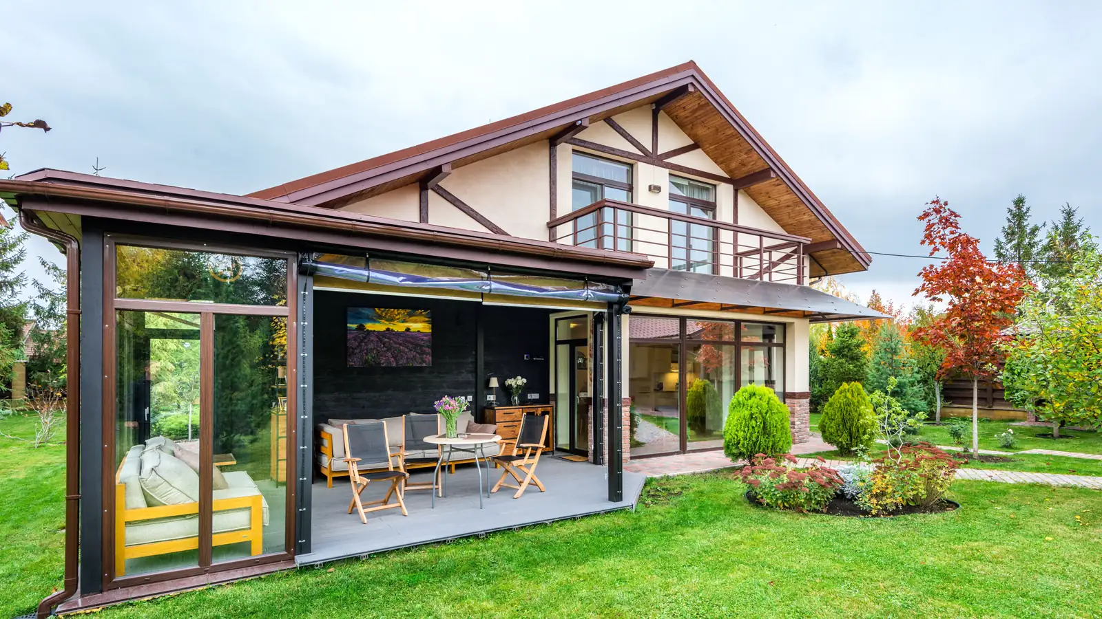 Terraza cerrada con cortinas de cristal sin perfiles verticales